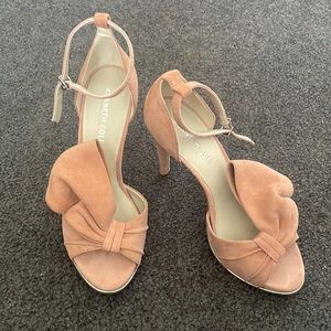 Kenneth Cole blush suede bow heels size 6